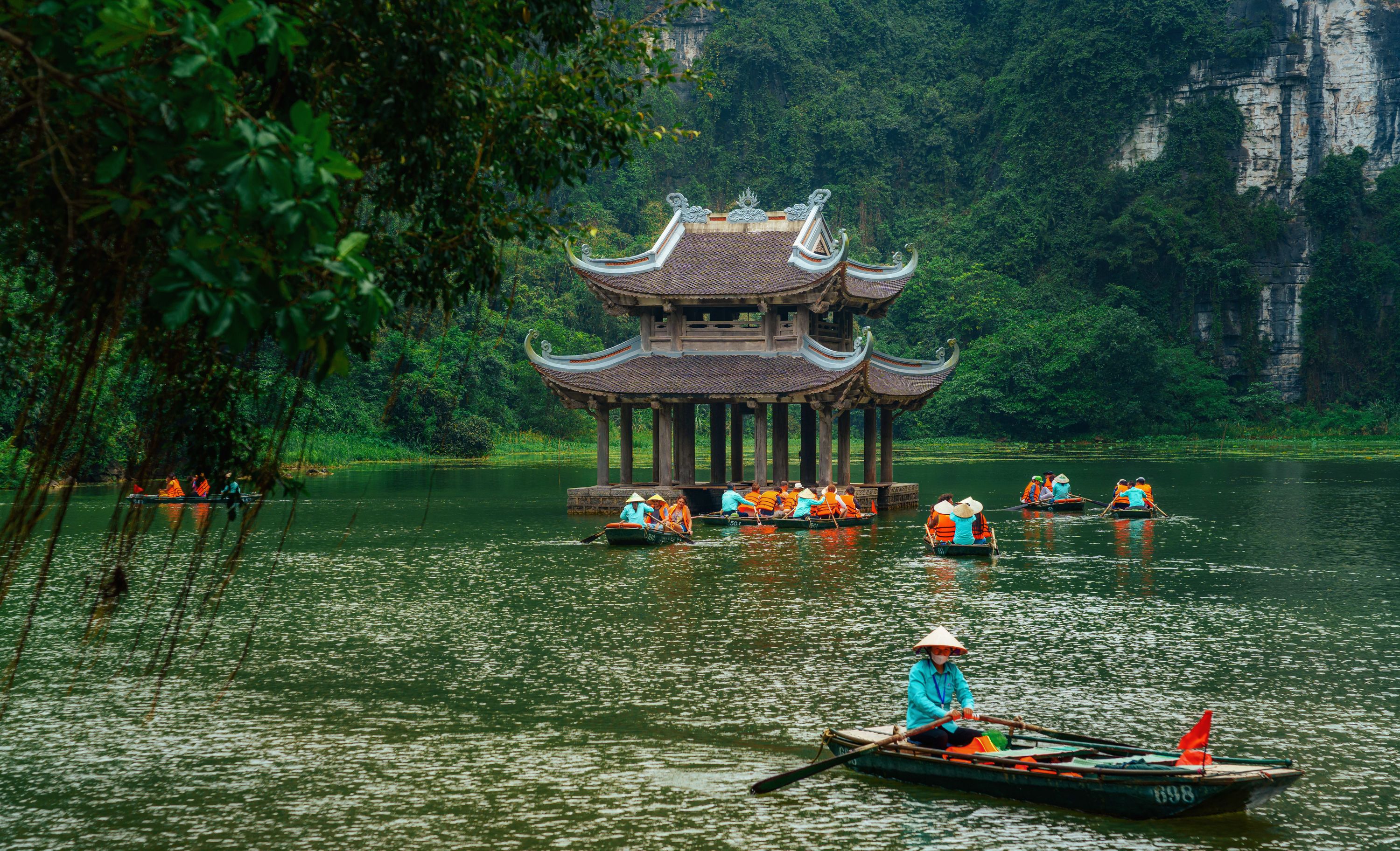 Ninh Binh Day Trip with Tam Coc Boat Ride and Hoa Lu Visit - Private Tour