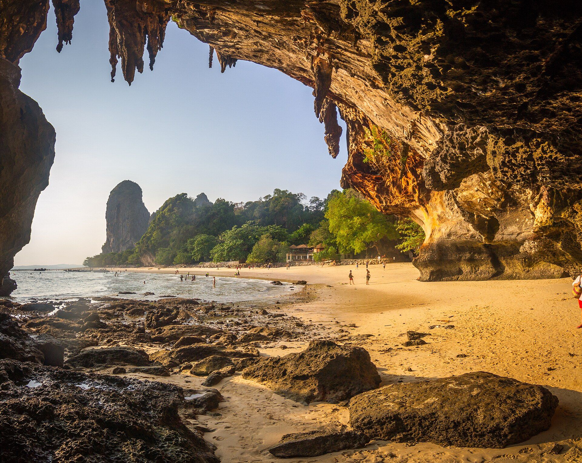 Phra Nang Cave Beach, Krabi — photo: Maksym Kozlenko, CC BY-SA 4.0, via Wikimedia Commons